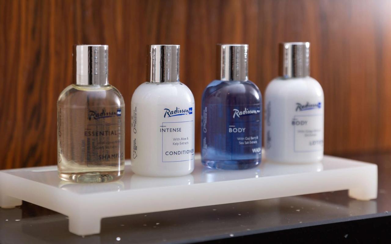 Radisson Blu Aurum Hotel, Brasov Braşov Exterior foto Shower gel, shampoo, conditioner and body wash