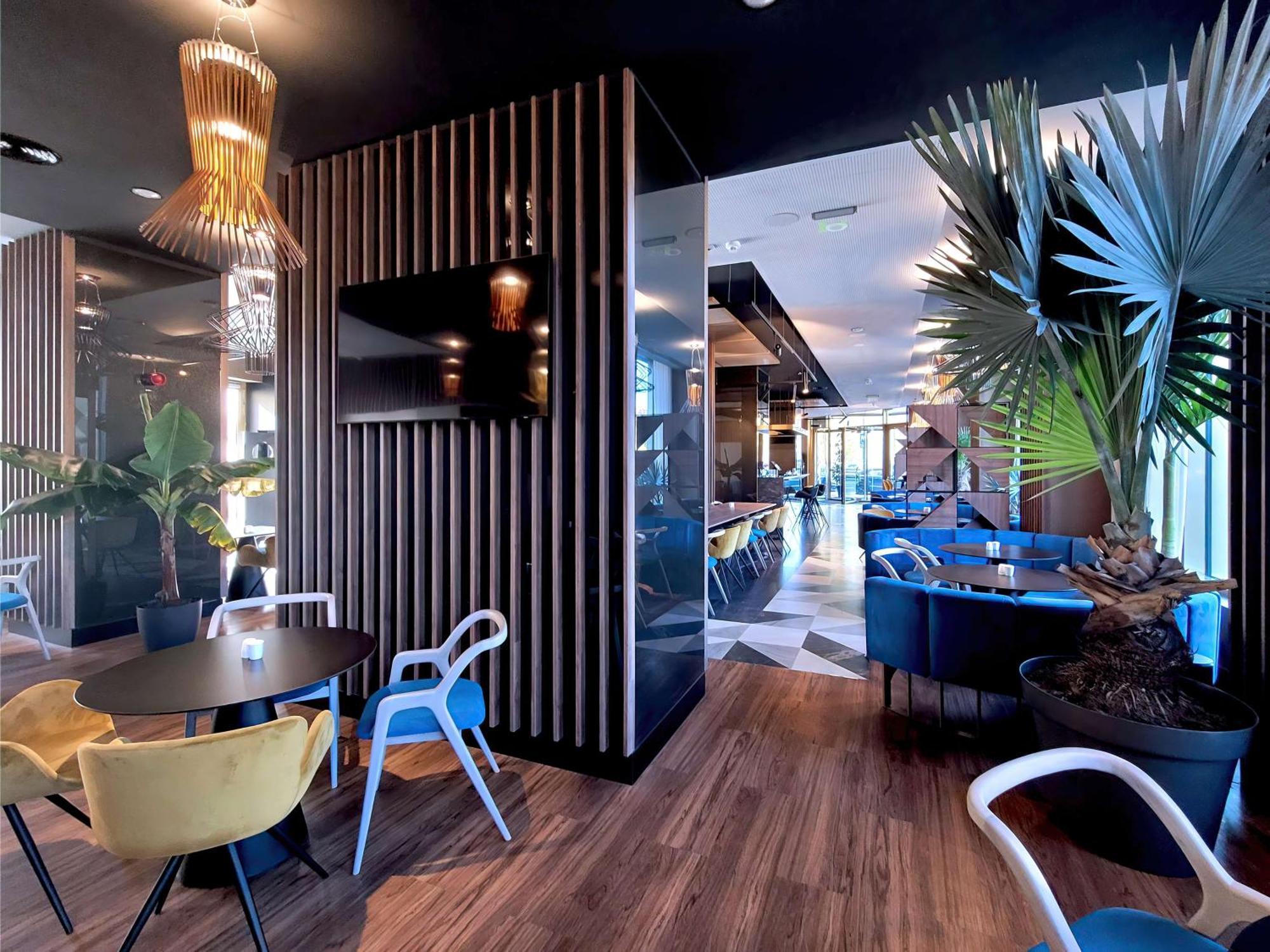 Radisson Blu Aurum Hotel, Brasov Braşov Exterior foto The lounge at the airport